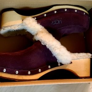 UGG SUEDE SHEARLING LINED CLOGS SIZE 9